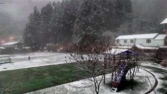 新竹大雪3國小停課　稀奇雪景曝光！