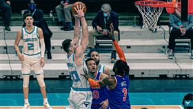 ▲「球三弟」鮑爾（LaMelo Ball）從後場傳出超扯助攻。（圖／翻攝自黃蜂推特）