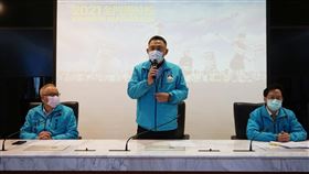 金門馬拉松取消　縣府研擬線上完賽機制考量全球武漢肺炎疫情增溫，金門縣長楊鎮浯（中）11日宣布，16、17日兩天的2021金門馬拉松停辦。縣府研擬線上完賽機制，跑友如能在31日前利用app系統完賽上傳，仍可得到完賽禮。中央社　110年1月11日