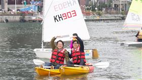 陳其邁林右昌高雄玩水共推觀光高雄市長陳其邁（右）11日與基隆市長林右昌（左）在愛河划獨木舟、搭愛之船等，兩人最後在高雄港邊簽訂合作備忘錄，共同推動高雄與基隆郵輪觀光。（高雄市新聞局提供）中央社記者侯文婷傳真　110年1月11日