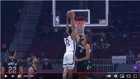 ▲麥基（JaVale McGee）賞給米爾頓（De'Anthony Melton）麻辣鍋。（圖／翻攝自YouTube）