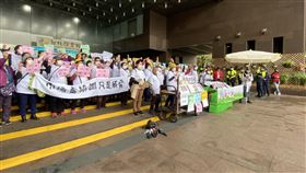 雙連攤商盼恢復營業　北市府要求釐清名冊約百名雙連攤商11日向台北市政府陳情盼過年前恢復原地營業。台北市市場處晚間發布新聞稿表示，民生西路45巷聚集攤販均無證，且設攤名冊逾1/3和去年盤點相異，近來又獲報有攤位買賣，要求自治會應釐清。中央社記者黃麗芸攝　110年1月11日