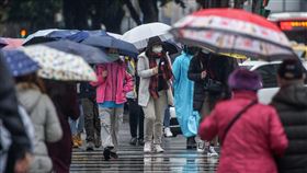 北台灣愈晚愈溼冷（3）中央氣象局11日擴大低溫特報範圍，水氣也明顯增多，北部及東北部雨區範圍廣，屬於容易下雨的天氣。中央社記者裴禛攝  110年1月11日