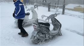 合歡山，大雪，碰碰車，失控打滑，越野摩托車，休旅車。