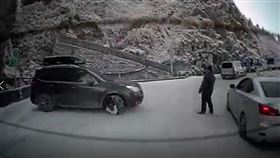 合歡山，大雪，碰碰車，失控打滑，越野摩托車，休旅車。