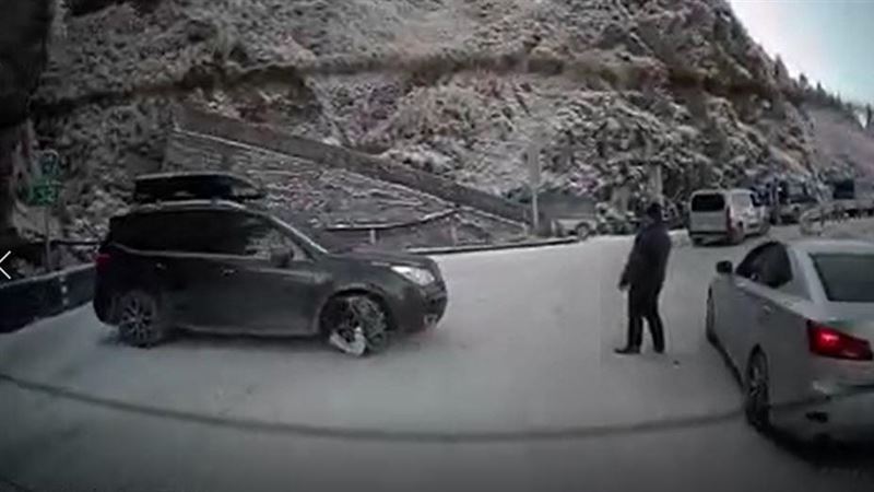 合歡山爆賞雪潮　「碰碰車」打滑甩尾