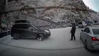 合歡山爆賞雪潮　「碰碰車」打滑甩尾