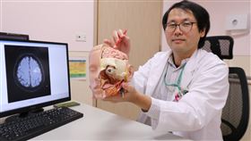 亞大醫院神經內科主治醫師邱新藻指出血管堵塞位置。