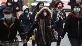 寒流持續影響　各地寒冷（3）受寒流持續影響，12日各地寒冷，民眾走在街頭穿上厚外套、戴上帽子禦寒。中央社記者王騰毅攝　110年1月12日