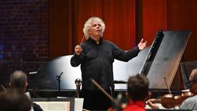 英國倫敦交響樂團（LSO）首席指揮拉圖（中）將於2023年離職，加入德國巴伐利亞廣播交響樂團（BRSO）擔任首席指揮。（圖取自facebook.com/londonsymphonyorchestra）