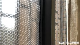 氣泡紙禦寒／記者張雅筑攝