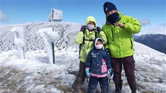 獨／艾莎來了　6歲女攻頂合歡山北峰