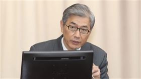 央行日前罕見喊話，盼各界同舟共濟穩定匯市，對此，金管會主委黃天牧（圖）表示，已儘量開放外幣商品協助，但目前沒有放寬外幣保單限額或國際板債券上限規劃。（中央社檔案照片）