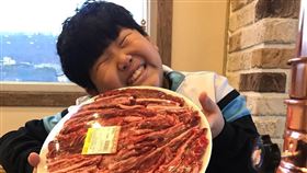 俊秀大口吃肉（圖／翻攝自李鍾赫IG）