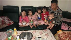 台中年輕5寶爸，新家合照，客廳。(圖／台中行善團提供)