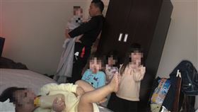 台中年輕5寶爸，新家合照，客廳。(圖／台中行善團提供)