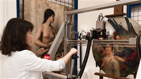 奇美博物館推資料庫網站　窺探畫作幕後故事奇美博物館推出線上常設展暨資料庫網站，精選常設展廳中的畫作研究案例，用圖文方式呈現館員檢測、解構分析作品的歷程與成果。圖為館員以光學檢測找出肉眼難以窺見的資訊。（奇美博物館提供）中央社記者楊思瑞台南傳真  110年1月12日