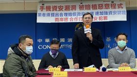 台灣大手機受害者遭約談  消基會籲加強資安認證消基會12日在台北舉行記者會，從事外送工作的受害人林先生（左）說，109年8月8日在momo購物網買台灣大哥大Amazing A32手機，因被植入木馬程式，3次遭警方約談涉及詐欺。消基會訴求業者須提出合理賠償、並呼籲政府加強資安認證。中央社記者楊淑閔攝  110年1月12日