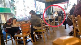  撤防疫板挨罵　男遷怒逼母嬰3人拆座(圖/翻攝畫面)