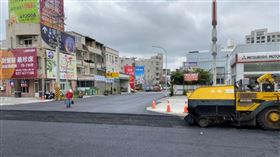 苗栗縣政府為維持春節期間交通順暢，公告1月28日至2 月28日道路禁挖；頭份市中央路工程正加緊趕中，卻因寒流低溫影響瀝青黏著度而喊卡，只能斷斷續續施工。（苗栗縣政府工務處提供）中央社記者管瑞平傳真　110年1月12日