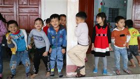 越南台商助河靜幼童上學越南河靜省2020年受颱風侵襲，災情嚴重，台商籌募25億越南盾（約新台幣304萬元），盼協助受災幼童上學。圖為位於河靜省災區的奇盛幼兒園幼童，攝於110年1月7日。中央社記者陳家倫越南河靜攝  110年1月12日