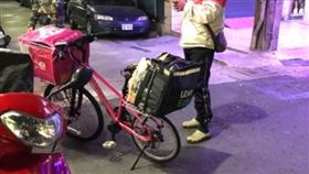 野生「吳柏熊」單車雙開上線！友人曝：15天700單的戰將（圖／翻攝自UberEats台灣臉書）