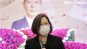 蔡英文頒贈古寧頭戰役國軍英雄熊震球先生褒揚令。（圖／總統府提供）