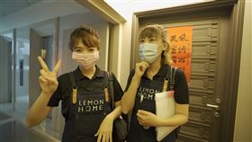 ▲李懿、曲羿化身最美家政婦親自到府清潔。（圖／懿想天開提供）