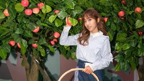 蔡佩軒帶胖球斯拉變身白雪公主看展 被七矮人小屋萌倒