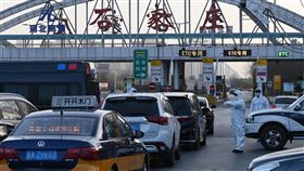 嚴防疫情輸出北京　河北3市實行全域封管中國河北省12日宣布，為防止武漢肺炎疫情輸出，對石家莊市、邢台市、廊坊市全域實行封閉管理，人員、車輛非必要不外出。圖為石家莊管制車輛上高速公路。（中新社提供）中央社　110年1月12日