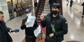 ▲台北市前市議員楊實秋的兒子楊澤祖(右)庭訊後與告他的蕭姓男子(左)一前一後離開法院。（圖／翻攝畫面）