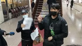 ▲台北市前市議員楊實秋的兒子楊澤祖(右)庭訊後與告他的蕭姓男子(左)一前一後離開法院。（圖／翻攝畫面）