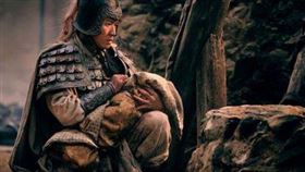 ▲趙雲在糜夫人跳井後，抱著劉禪把周邊圍牆都推倒。（圖／翻攝自百度百科）