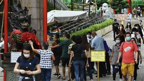 香港疫情反覆　黃大仙上香等賀歲活動面臨挑戰香港12日再添2019冠狀病毒疾病確診60例。港媒報導，由於疫情反覆，黃大仙祠上頭炷香等春節賀歲活動，恐難如常舉行。圖為2020年10月4日，因疫情一度暫停開放的黃大仙祠重開，實施嚴格防疫管制。（中通社提供）中央社　110年1月12日