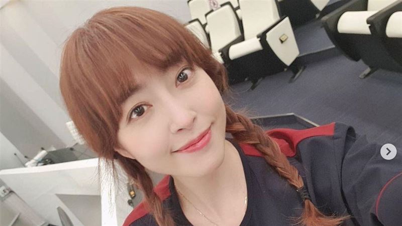 韓女團成員公布喜訊　交往一年曬婚戒