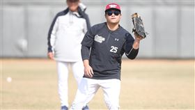 楊岱均開刀後回歸桃猿春訓中職樂天桃猿隊12日在嘉義開訓，先前因腦部腫瘤壓迫到視神經而開刀的楊岱均（前），久違地參加了球隊春訓，教練也在後方注意選手訓練情形。中央社記者張新偉攝　110年1月12日