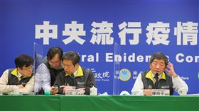 增2本土個案  陳時中：2人皆輕症研判剛發病台灣12日宣布新增2例武漢肺炎本土個案，為北部某醫院醫師及護理師。中央流行疫情指揮中心指揮官陳時中（右）說，這家醫院不需封院，染疫醫護輕症，病毒核酸檢測Ct值低，研判剛發病。陳時中於記者會說明時，一旁專家諮詢小組召集人張上淳（右2）、發言人莊人祥（右3）等人交換意見。中央社記者謝佳璋攝  110年1月12日