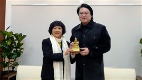 基隆廟口科技防疫  獲全球資通訊應用傑出貢獻獎基隆市長林右昌（右）12日表示，基隆廟口有18處出入口，透過前世界資訊科技暨服務業聯盟（WITSA）主席邱月香（左）引薦，和工研院及產業界組成防疫團隊，在廟口布建全台先進AI光達人流感測系統，提供區域人流監控服務，強化防疫能力，更獲「全球資通訊科技應用傑出貢獻獎」肯定。中央社記者王朝鈺攝  110年1月12日