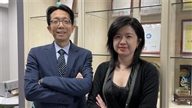 疫情帶動核酸檢測需求  圓點奈米砸1.2億擴產圓點奈米總經理簡建興（左）表示，海外疫情依舊嚴峻，帶動檢測試劑供不應求，新產將於3月量產，預計今年再招募近百名員工。右為圓點奈米董事長章季芸。中央社記者韓婷婷攝  110年1月12日