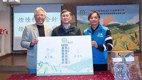 ▲中華無抗聯盟養殖協會黃建忠理事長(左)、農糧署東區分署陳吉村副分署長(中)及台灣金針。（圖／業者提供）