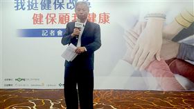 楊志良：漲健保費不等於投資健康台灣病友聯盟理事長、前衛生署長楊志良（圖）8日下午出席癌症希望基金會「我挺健保改革 健保顧我健康」記者會，對於衛福部長陳時中日前喊出應將健保視為健康投資，楊志良認為，漲健保費僅是投資醫療，而非健康。中央社記者張茗喧攝  109年10月8日