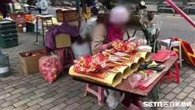 7旬阿嬤頂寒流擺攤籌夫醫藥費／記者張雅筑攝影（其它稿件勿用）