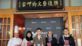 PChome跨足冷凍牛肉麵電商業者PChome網路家庭董事長詹宏志（右2）、執行長蔡凱文（右1）12日宣布攜手亞緻餐飲，推出米其林星級主廚牛肉麵，並打造懷舊牛肉麵商舖。中央社記者吳家豪攝　110年1月12日