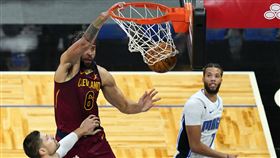 ▲麥基（JaVale McGee）禁區單吃戈貝爾（Rudy Gobert）。（圖／美聯社／達志影像）