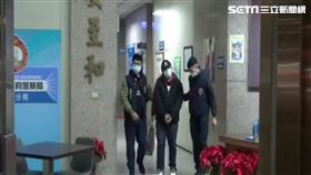 36歲通緝犯陳亭維在頂樓試槍遭逮，警方查獲5把改造槍枝，當中有把情報員使用的卡片式折疊手槍，非常精美小巧 翻攝畫面