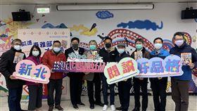 新北政風處贈書烏來國中小新北市政風處12日在烏來區的烏來國民中小學舉辦漫畫品德教材「前進泰雅部落大冒險」贈書活動，希望藉此推廣正確價值觀與原民文化。中央社記者沈佩瑤攝  110年1月12日