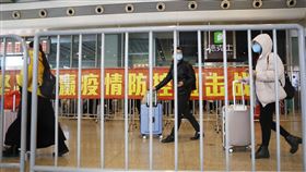中國春運28日展開　官方研判人流將顯著減少中國有關部門12日聯合發文表示，今年春運要把疫情防控放首位，積極引導錯峰出行，倡導就地過節。官方研判，今年春運人口流動規模將顯著低於常年。圖為去年2月5日爆發疫情後的上海火車站，人流比往年少很多。（中新社提供）中央社　110年1月12日