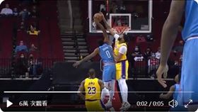 ▲火箭小將布朗（Sterling Brown）顏扣戴維斯（Anthony Davis）慘挨鍋。（圖／翻攝自NBA推特）