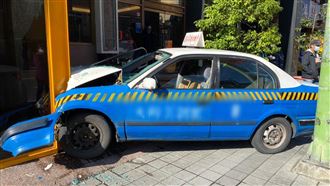 學員上駕訓班失控！車撞宴會廳畫面曝