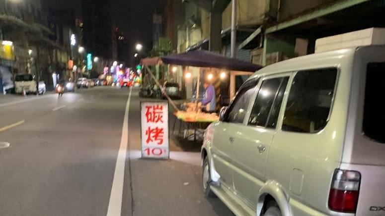 斗大招牌「碳烤10」　走近看傻眼了